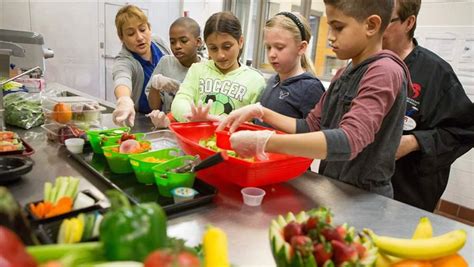 Miami kids learn to make healthy food choices at cooking event