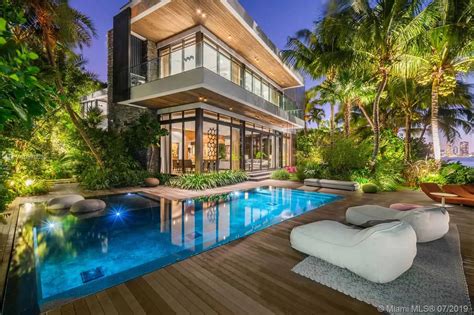 Miami mansions for sale. 5980 N Bay Rd, Miami Beach. 6 Bedrooms | 9.5 Bathrooms | 11,690 SF | 43.615 SF Lot. Listed for $29M. Some of the most desired Miami Beach Waterfront Mansions for sale are located along North Bay Rd on Miami Beach. This prestigious street offers many large waterfront lots right on the Biscayne Bay with direct access to the open ocean. 