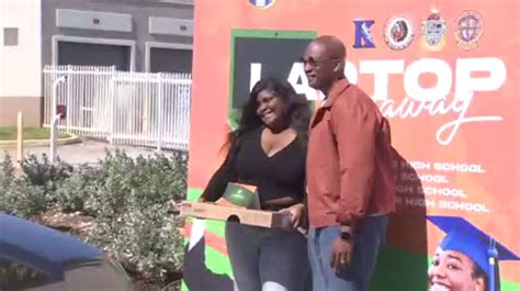 Miami-Dade Commission chair hosts laptop giveaway for college-bound students