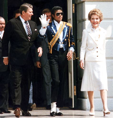 To mark Michael Jackson's sudden death this afternoon, your Gaggler thought it might be appropriate to remember the King of Pop's visit to the White House …. 