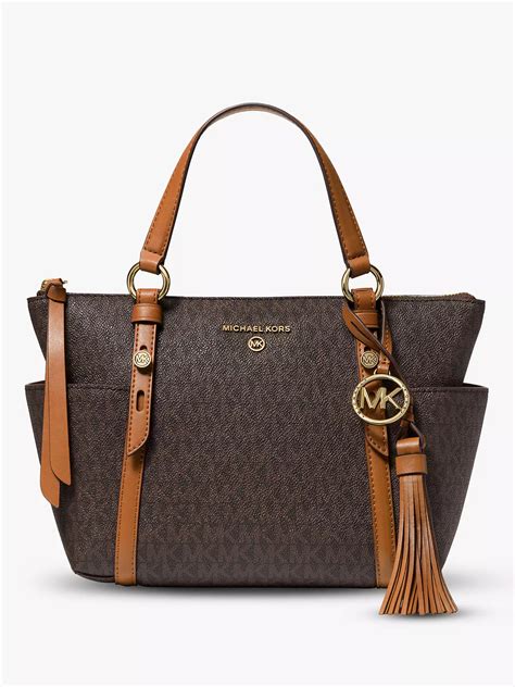 Michaelkors usa. SHOP SPRING/SUMMER 2024 COLLECTION . Discover the latest women's and men's collections of designer handbags, shoes, clothes & more from Michael Kors for jet set luxury. Free shipping & returns. 
