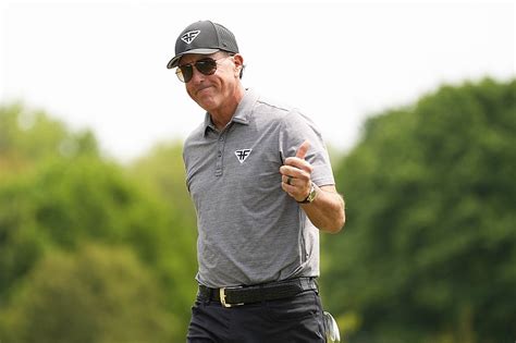 Mickelson relieved to make PGA Championship cut after 2nd-round struggles