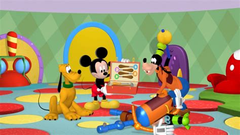 In this episode of Mickey Mouse Club House we focus on Donald & Daisy Duck! Daisy is in The Sky in this episode of Mickey Mouse Clubhouse. Daisy grabs a larg....