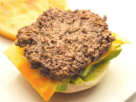 Microwave hamburger. Place the beef patty on a microwave-safe plate. If the patty is frozen, you will need to thaw it first. Step 2: Cook the patty. Set the microwave to medium-high power and cook the patty for 2-3 minutes per 1/2 inch of thickness. For example, if the patty is 1 inch thick, cook it for 4-6 minutes. Step 3: Check the patty. 