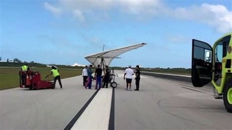 Migrantes cubanos llegan al aeropuerto de Cayo Hueso en un ala delta con motor