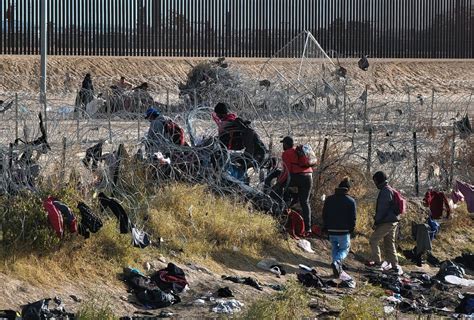 Migrantes saturan frontera norte de México pese a visita de la delegación de EEUU
