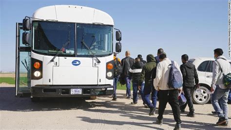 Migrantes transportados en autobús desde Texas llegan a …