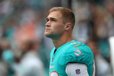 Mike Gesicki leaves Dolphins in free agency, signs with rival Patriots