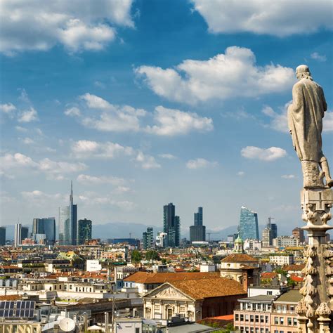 Milàn. Mailand ( italienisch Milano [miˈlaːno], lombardisch Milan [miˈlã (ŋ)], [2] lateinisch Mediolanum) ist mit rund 1,4 Millionen Einwohnern die zweitgrößte Stadt Italiens und Hauptstadt der Region Lombardei sowie der Metropolitanstadt Mailand. Die Metropolregion war 2006 mit 7,4 Millionen Einwohnern der größte italienische Ballungsraum. 