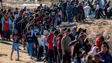 Miles de migrantes se suman a caravana rumbo a EE.UU.