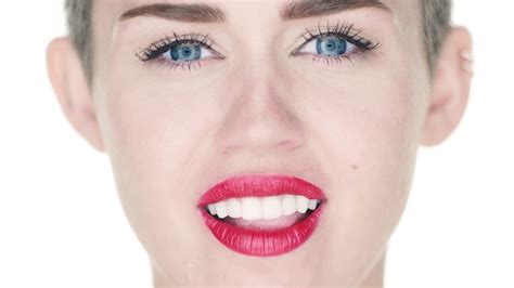 Miley Cyrus - Wrecking Ball (Director