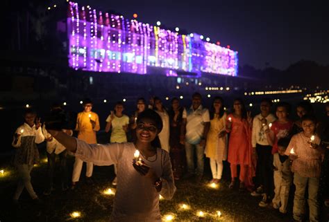 Millions of Indians set a new world record celebrating Diwali as worries about air pollution rise