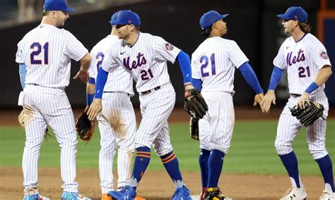 Milwaukee Brewers and New York Mets play in game 2 of series
