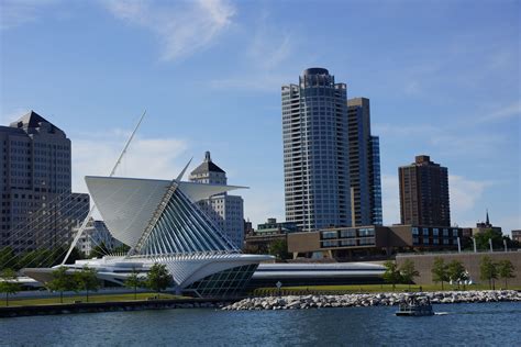 Milwaukee architecture. The Milwaukee Art Museum is an architectural landmark, comprising three buildings, each purposefully designed. Explore the buildings and their rich histories. 