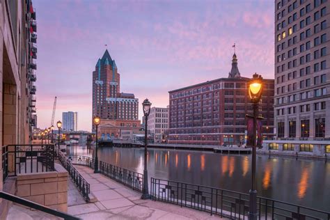 Milwaukee downtown. Based on 1782 guest reviews. Call Us. +1 414-273-2950. Email Us. mkecc_ds@hilton.com. Address. 611 W. Wisconsin Avenue Milwaukee, Wisconsin 53203 USA Opens new tab. Arrival Time. 