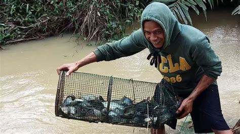 Mimpi mandi di sungai togel. Menangkap ikan lele dengan.
