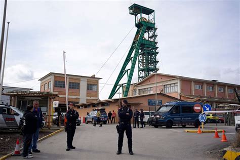 Mine collapse in northeastern Spain leaves 3 workers trapped