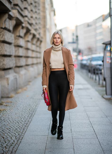 Minimalist clothing. Having a minimal approach to fashion means that you approach your closet with intentionality, not aiming for the largest (or smallest) number of things. Rather, ... 