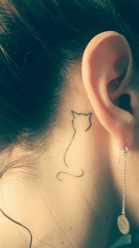 Minimalistic cat tatoo behind the ear! Done!... and I love it Tatuaje