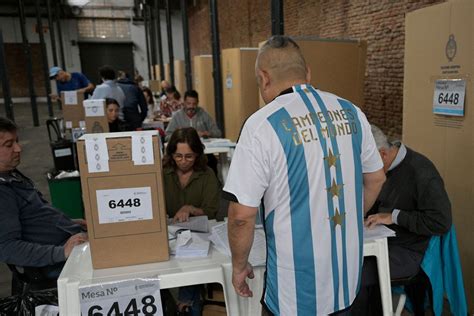 Mired in economic crisis, Argentines weigh whether to hand reins to anti-establishment populist
