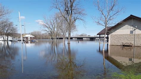 Mississippi River waters keep rising in Iowa and Illinois