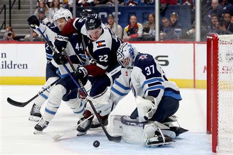 Mistakes, sputtering power play cost Avalanche against Jets