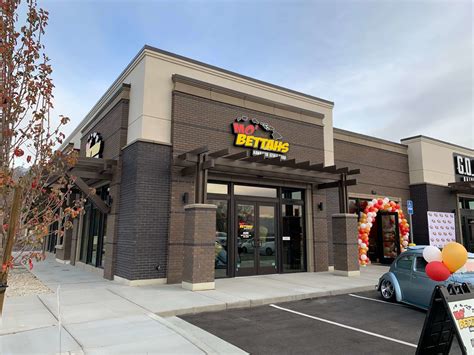 Mo’ Bettahs has experienced five straight years of same-store sales growth, including 13.7 percent, 10.6 percent, 5.5 percent, and 10.7 percent in 2018, 2019, 2020, and 2021, respectively. Total revenue grew from $20 million in 2019 to $38 million last year. The concept boasts an average check of $20.80, and an AUV of $2.1 million.. 
