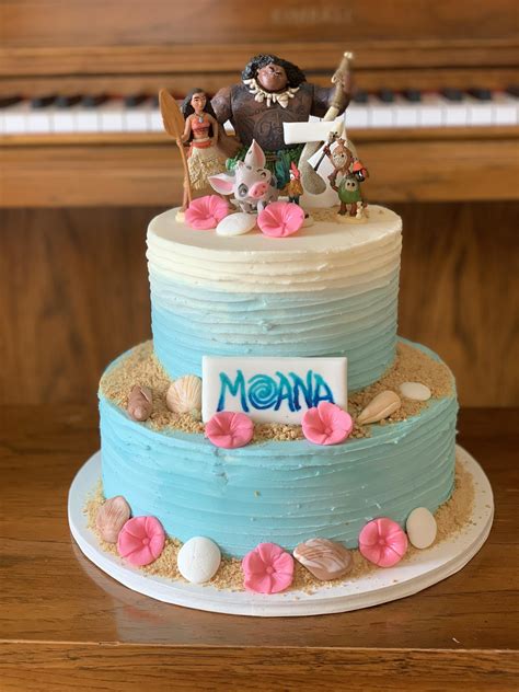 Use an offset spatula to make lots of textures in the "water." Start at the bottom of the waterfall and work your way up, using a gentle back-and-forth motion to create the wave effect. Add some extra texture at the the base of each Moana cake to make it look more like a flowing waterfall.. 