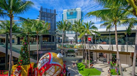Moana center. The refreshing Hawaiian wind blows through Ala Moana Center, the world’s largest open-air shopping center. There are more than 350 shops and restaurants to explore, including multiple department stores, first-class boutiques and over 160 dining options. The center’s retailers specialize in everything from casual wear to … 