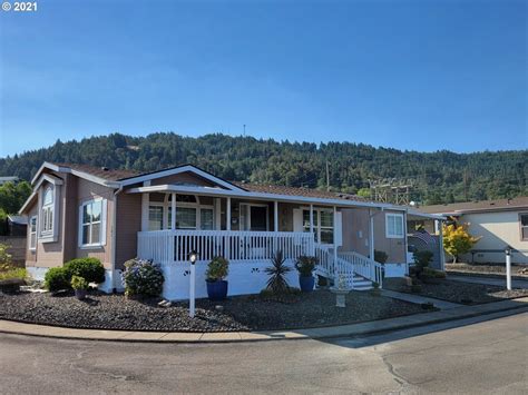 This 1508 square feet Single Family home has 4 bedrooms and 2 bathrooms. It is located at 207 Pleasant Ave, Roseburg, OR..