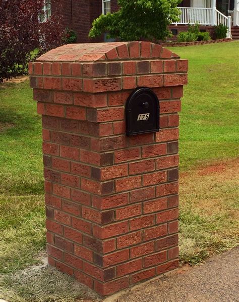 Modern brick mailbox. It is one of the prettiest looking yet a tricky design to make. It uses stones and bricks of different colors, sizes and styles to create an artistic base. This design can be created with bricks, stones or a mix of the two to accentuate the design you are really after. It gives you more room to create a customized look for the mailbox outside ... 