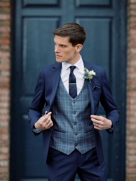 Modern groom. THE MODERN GROOM . The Heathered Navy Suit . THE HEATHERED NAVY BLUE SUIT. Our heathered navy blue is our only suit with this level of texture, depth and dimension – like your dreamy eyes. Bathed in a sumptuous shade, you’re gonna make a splash on and off the dance floor. Pair this suit with cognac shoes and our … 