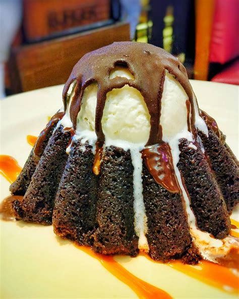 Molten chocolate lava cake chili's. Chili's Sweet Stuff Mini Molten Chocolate Cake (1 serving) contains 80g total carbs, 79g net carbs, 28g fat, 6g protein, and 590 calories. 