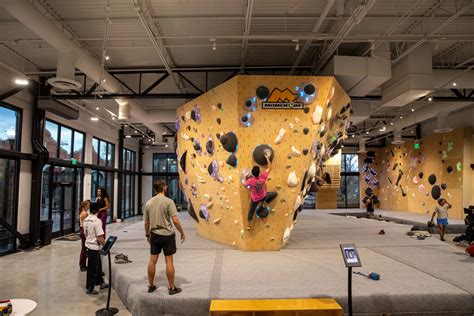 Momentum trolley square hours.  Operating Hours Hours may vary.  A momentum ...