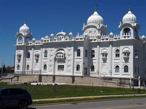 Aug 30, 2014 · Makindu Gurdwara. Sikh Temple Makindu is located about 100 miles (160km) from Nairobi on the main Nairobi to Mombasa Road. It was built in 1926 by the Sikhs who were working on the construction of the railway line from the coast (Mombasa) inland to Lake Victoria and beyond to Uganda. Today, all types of people visit this …