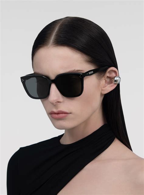 Monster gentle. Palette 01. AU$ 370. (Duties & Taxes included) Discover the Palette 01 sunglasses from Gentle Monster’s 2023 Collection. Featuring a simple black frame and a soft square silhouette, the iconic metal detail on the temples adds a touch of sophistication to this piece. Add to Shopping Bag. 