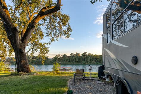 Monthly rv parks. RV parks in close proximity to popular locations and destinations tend to charge more than ones that are farther away. Amenities: Barebones campgrounds that simply offer a flat surface to park your rig will cost far less … 