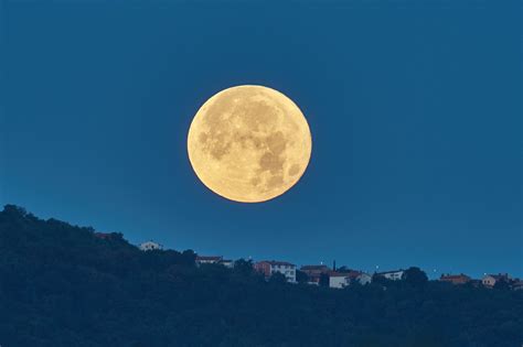 Moonrise/Moonset Meridian Passing; Oct Moonrise Moonset Moonrise Time Distance (mi) Illumination; Oct 23: 4:14 pm--8:37 pm (19.1°) 228,517: 68.9%: Oct 24-1:12 am: 4:32 pm: 9:30 pm (25.1°) 227,306: 79.4%: Oct 25-2:42 am: 4:47 pm: 10:20 pm (32.0°) 226,742: 88.4%: Oct 26-4:11 am: 5:00 pm: 11:10 pm (39.2°) 226,973: 95.0%: Oct 27-5:38 am: 5:13 ....