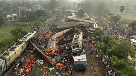 More than 200 killed and 800 hurt after 2 trains derail in India