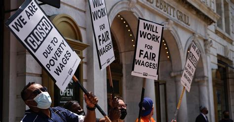 Most Americans favor a higher federal minimum wage — CBS