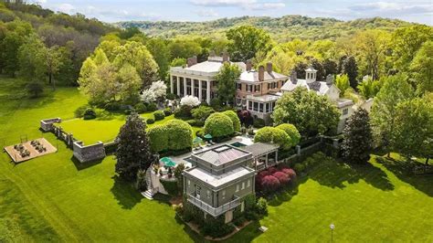 3 thg 11, 2014 ... Built in a Greek-revival style, this Nashville estate is a true Southern belle. It's easy to imagine relaxing for hours on one of the many .... 
