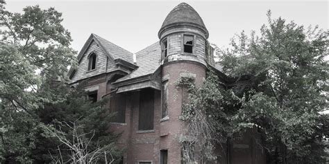 Most scary haunted houses. The most famous example of this style that helped cement Queen Anne houses in the haunted house architecture pantheon is the Winchester House in San Jose, California. Sarah Winchester, heiress to the Winchester gun fortune, turned a humble eight-room farmhouse into a ginormous 160-room mansion. 