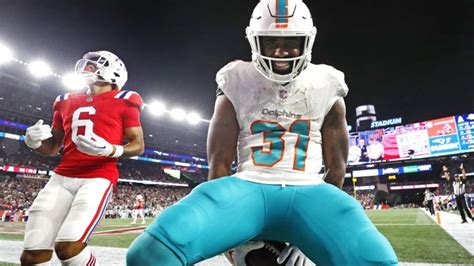 Mostert runs for 2 TDs, Tagovailoa throws for another as Dolphins hold off Patriots 24-17