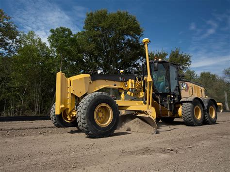 Motor grader wheels.  Henger&shy;feste er inkludert fra kompaktklassen og oppover.  Vi t...