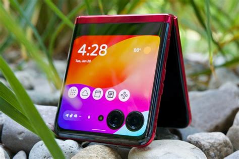 Motorola razr plus review. The Motorola Razr Plus is a smartphone that was tested with the Android 13 operating system. This model weighs 6.6 ounces, has a 6.9 inch display, 12-megapixel main camera, and 32-megapixel selfie ... 