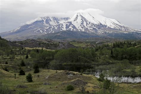 Mount St. Helens records more than 400 earthquakes since mid-July, but no signs of imminent eruption