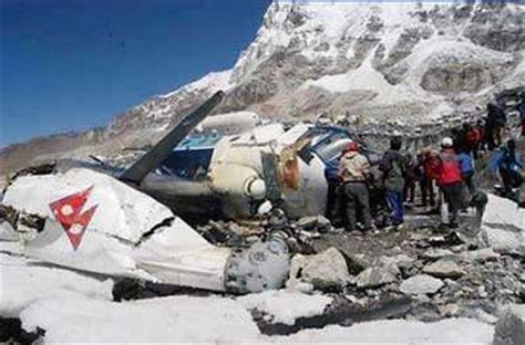 Mount everest helicopter crash video. A helicopter has crashed near Mount Everest in Nepal, killing all six people on board, aviation authorities confirmed Tuesday. Reports said earlier that contact with … 