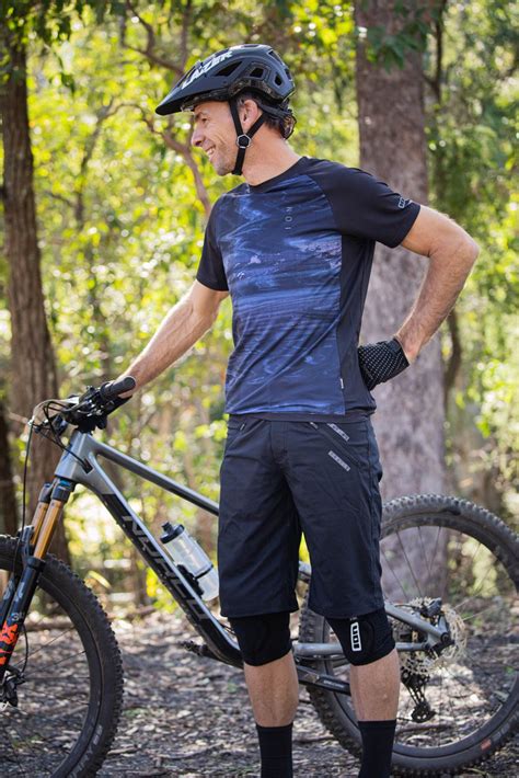 Mountain bike clothes. Mountain Bike. Having your best ride is simply a matter of choosing the right gear and apparel. We’ve made it easy to get it right from head to toe. Explore the entire mountain bike collection and discover industry-leading helmets, jerseys, shorts, protection, and more. 