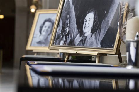 Mourners pay their respects to Dianne Feinstein in San Francisco’s City Hall