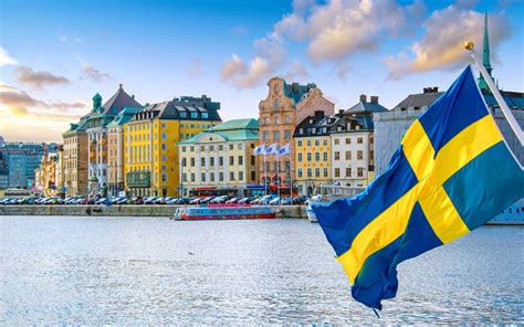 Moving to sweden. The physical features of Sweden include a tilted plateau, mountains, eskers and moraines and rocky uplands. Sweden also contains many water features including rivers and lakes. Swe... 